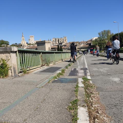 La piste cyclable sur le pont Daladier à Avignon (en arrière-plan).