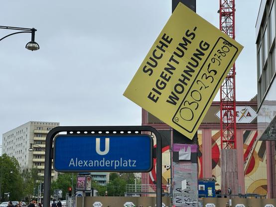 U-Bahn Alexsnderplatz mit Schild. Suche Eigentumswohnung.