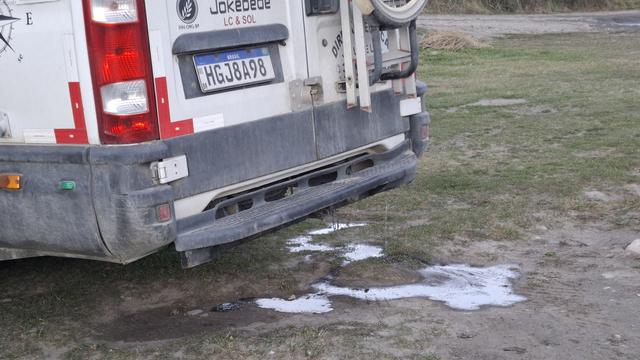 Brasilianischer Campervan lässt seine Abwässer auf dem Stellplatz im Nationalpark Los Glaciares einfach ab. An frische Luft ist da nicht mehr zu denken