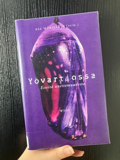 Esa Mäkijärvi (toim.): Yövartiossa: Esseitä unettomuudesta. Violetti kirjan kansi mustaa taustaa vasten.