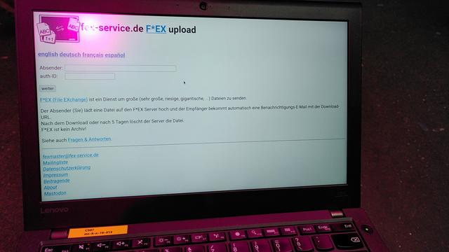 Foto vom Laptop mit geöffneter Startseite von fex-service.de