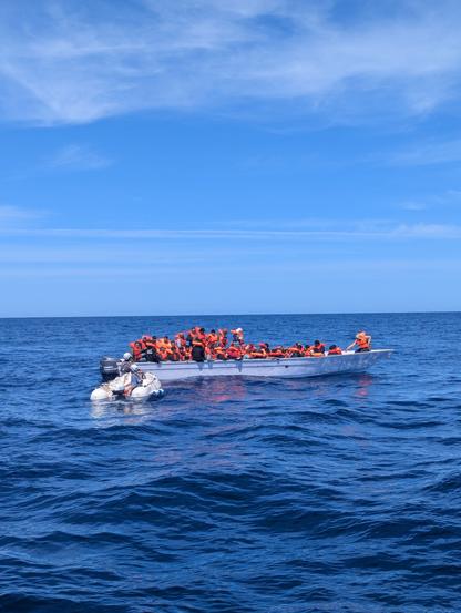 das Fluchtboot aus Kunststoff mit ca. 60 Menschen darauf