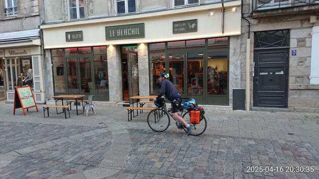 Bar "Le Bercail" au centre-ville piéton d'Alençon, avec un cycliste randonneur devant