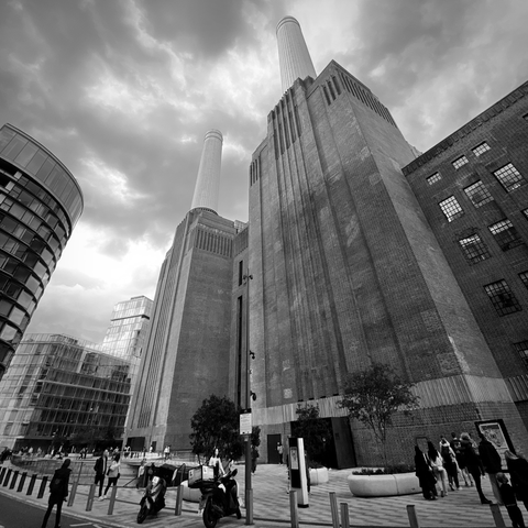 Schwarzweiß Foto von einem ehemaligen Kraftwerk, jetzt ein Einkaufszentrum; black and white picture of a former power plant, now a shopping centre