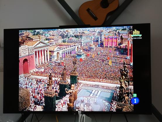 La tele con la plaza abarrotá en Quo Vadis.