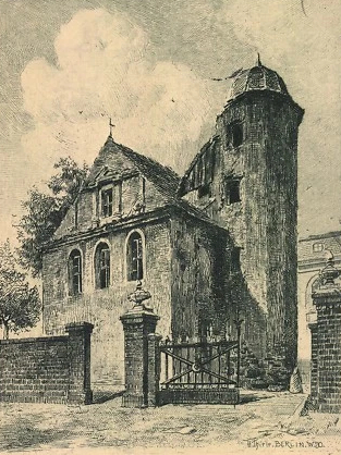 Ein verfallenes Burggebäude mit Turm, und Eingangstor.
Die Alte Hakeburg in Kleinmachnow
