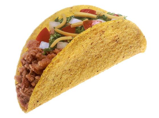 Ein Taco, gefüllt mit braunem Hackfleisch, frischem Gemüse wie grüner Salat, Tomaten und Zwiebeln sowie Käsestreifen, in einer gebogenen, goldbraunen Taco-Schale.
