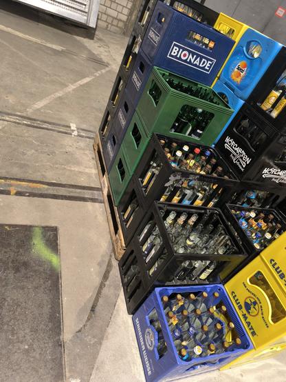 Pfandkisten sind als Treppe gestapelt