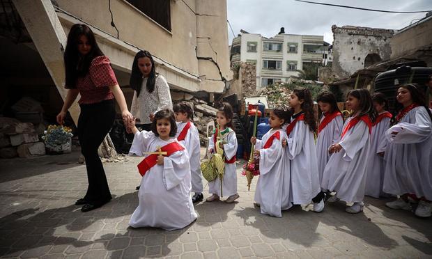 Pequeñas diaconisas, durante el desfile ortodoxo del Domingo de Ramos en la Iglesia de San Porfirio de Gaza, el 13 de abril de 2025. (Majdi Fathi / NurPhoto via Getty Images)