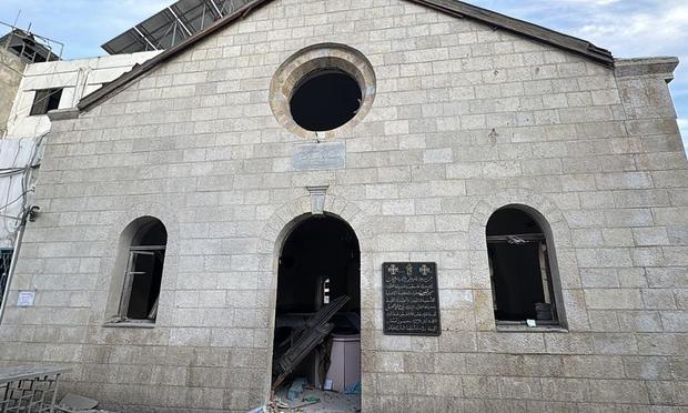 Vista general de la iglesia dañada tras los ataques israelíes contra el Hospital Bautista Al-Ahli en la Ciudad de Gaza, el 13 de abril de 2025. (Hamza Z. H. Qraiqea / Anadolu via Getty Images)