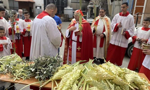 El padre Gabriel Romanelli, en la celebración del Domingo de Ramos de Gaza, el 13 de abril de 2025. (Padre Gabriel Romanelli / Facebook)