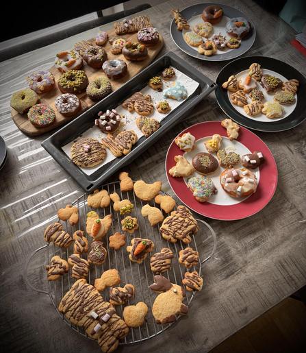 Alle Plätzchen und Donuts auf dem Esstisch