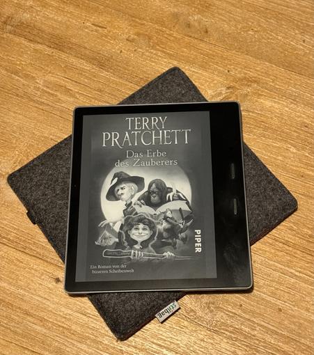Terry Pratchett „Das Erbe des Zauberers“ auf meinem Kindle Oasis