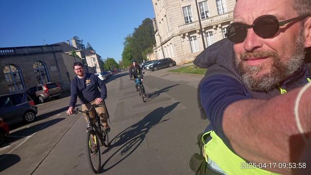 Cyclistes souriant sous le soleil matinal au centre-ville d'Alençon