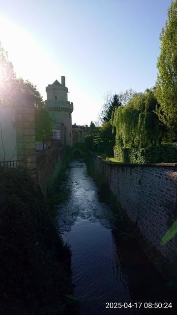 Le château ducal d'Alençon léché par la rivière Briante sous le soleil matinal