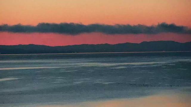 Wunderschöner rot-oranger Sonnenaufgang über dem Bodensee.