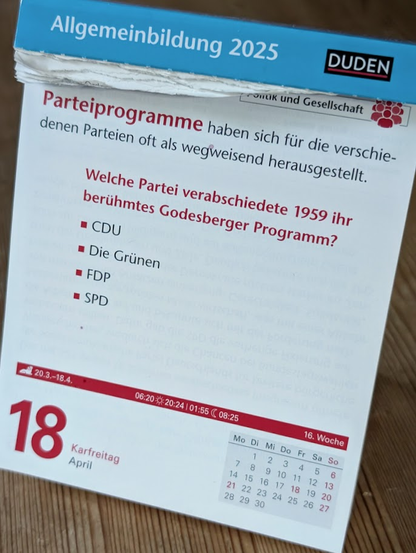 Kalenderblatt vom 18. April 2025 aus dem Duden-Abreißkalender „Allgemeinbildung 2025“. Die Frage lautet: „Welche Partei verabschiedete 1959 ihr berühmtes Godesberger Programm?“ Zur Auswahl stehen: CDU, Die Grünen, FDP, SPD. Die AfD wird nicht genannt.