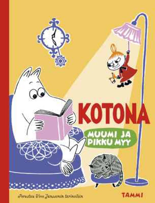Kotona-kirjan kannessa Muumipeikko istuu nojatuolissa lukemassa ja Pikku Myy roikkuu jalkalampusta.