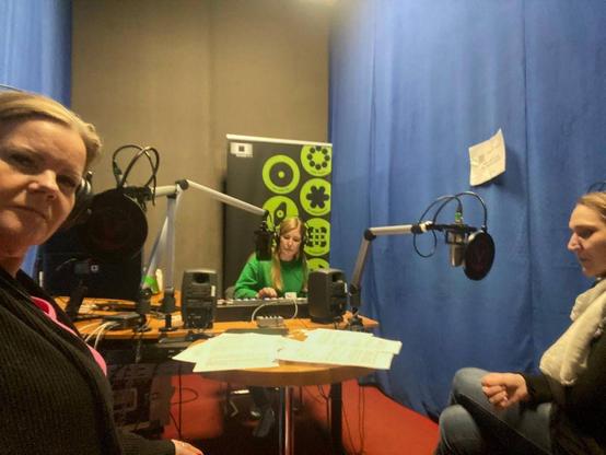 Die Rauschfrei Redaktion mit Petra Streidl bei der Aufnahme in ORANGE 94.0.Studio