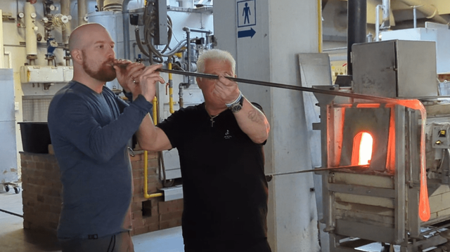 Ich mit dem Glasbläser beim Ausformen einer Durstkugel. Kugelform noch nicht sichtbar.