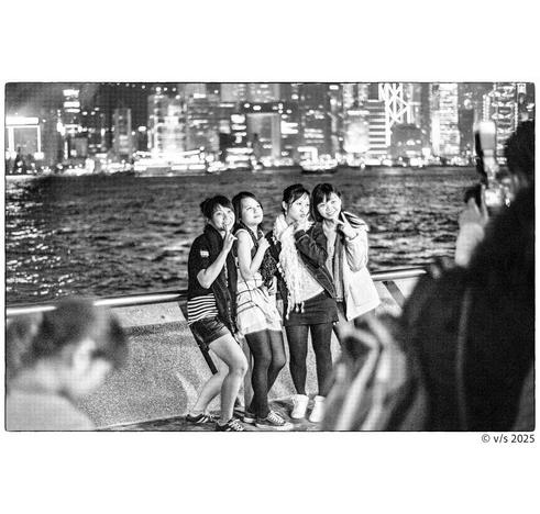 4 girls in Hong Kong at night