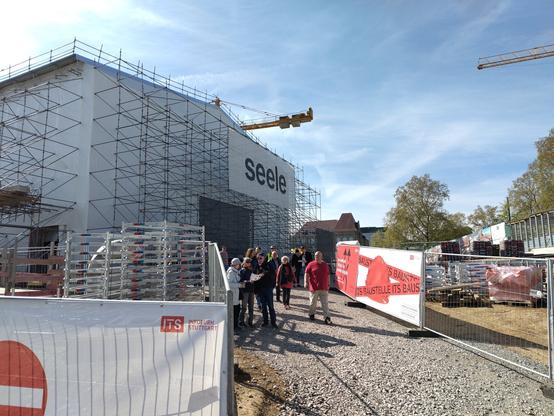 Blick von der Weggabelung leicht links von der Nummer 11 in Richtung 10.
Vor der Halle vorbei wäre Verkehrsdichte kein Problem
