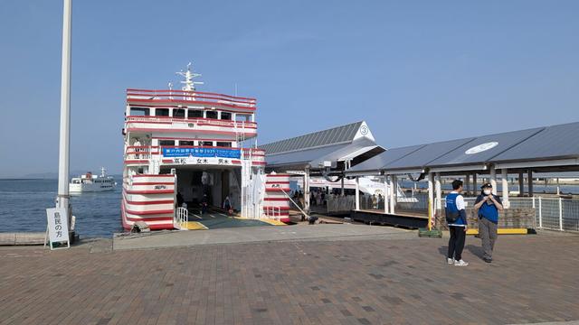 Meon (the ferry to Megijima and Ogijima) at Takamatsu Port, waiting to depart for its 4pm trip. The sky is a wonderful blue, quite a contrast from the thick fog this morning.