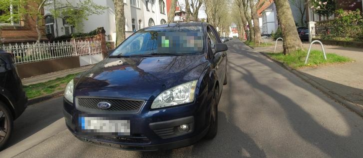 Sicht aus einer leicht außermittig am Lenker eines Fahrrades montierten Kamera. Gegen die Fahrtrichtung des Rades parkt ein KFZ. Ein entgegenkommendes KFZ wird des trotz des Hindernisses auf der eigenen Seite auf den Radfahrer zu gelenkt. Der verbleibende Platz zwischen parkenden KFZ und Gegenverkehr ist zu schmal für einen Menschen auf dem Fahrrad.