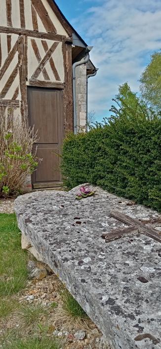 Une pierre tombale avec une croix et une fleur