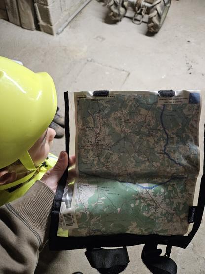 Numéro 1 regardant la carte IGN dans son porte document pour le vélo. (En vrai, on ne l'utilise plus, je lui ai fait un cours d'histoire avant les GPS)