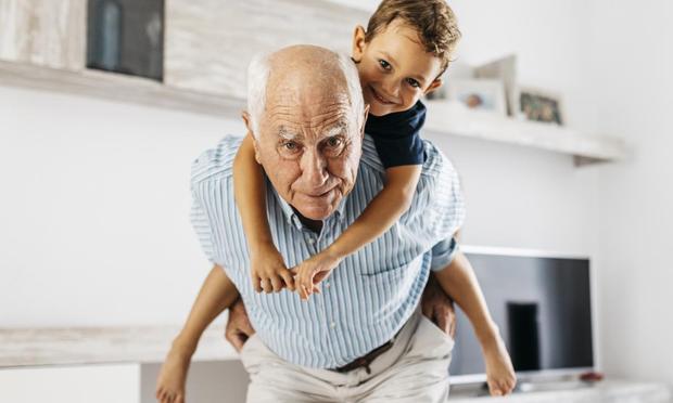 Un abuelo con su nieto. (Josep M Rovirosa)