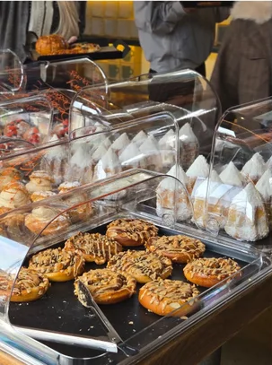 並べられたパンに舌をぺろりと…問題のパン屋、結局すべてのパンにカバーをかぶせた - ライブドアニュース