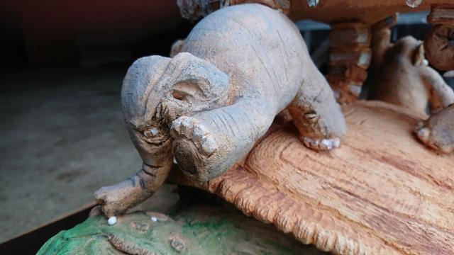 One of the elephants. Giving driving advice to the A'Tuin while holding part of the disck on its bump