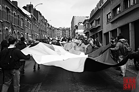 Dans le cortège un immense drapeau palestinien est déployé entre les manifestants