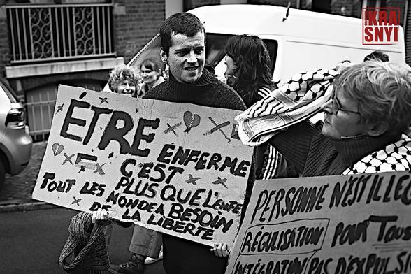 Un homme avec une pancarte "ÊTRE ENFERMÉ C'EST PLUS QUE L'ENFER, TOUT LE MONDE A BESOIN DE LA LIBERTÉ"