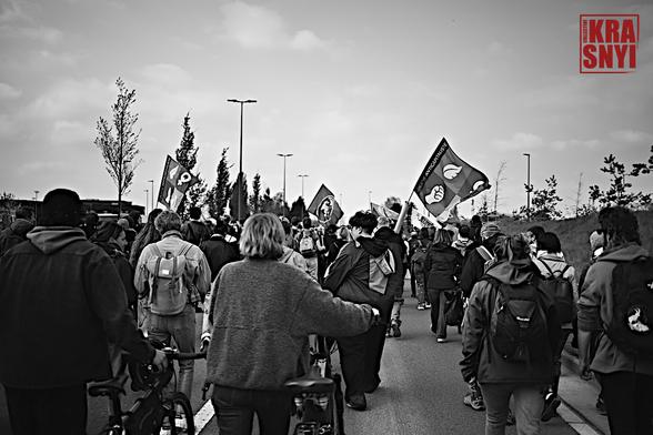 la foule des manifestants s'avance vers le centre fermé de Vottem