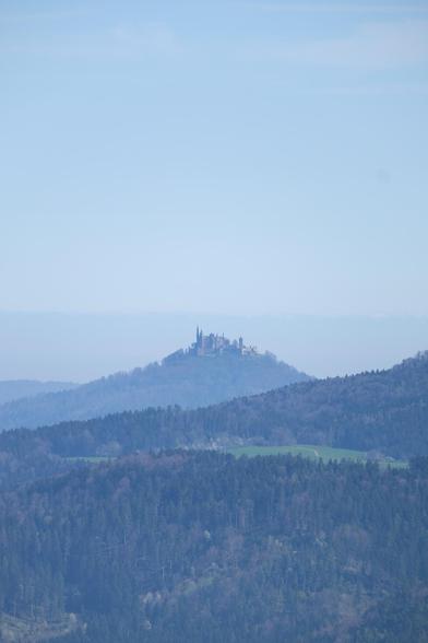Fotografie der Burg Hohenzollern aus der Ferne.