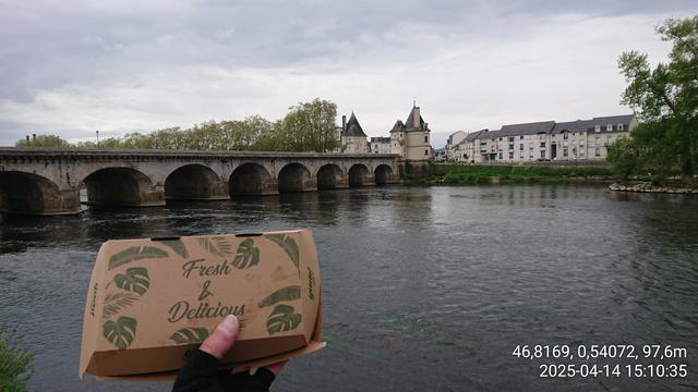 Ouverture du généreux kebab-frites bien grillées (du Tacos Kebab Berthelot) devant la Vienne et le pont Henry IV à Châtellerault.