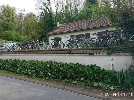 Maison dans la vallée de la Vienne aux murs surplombés de douzaines de vélos.
