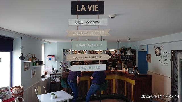 Salle de l'hôtel-bar L'Escale (Ports-sur-Vienne) avec les panneaux « La vie c'est comme une bicyclette : il faut avancer pour ne pas perdre l'équilibre » 