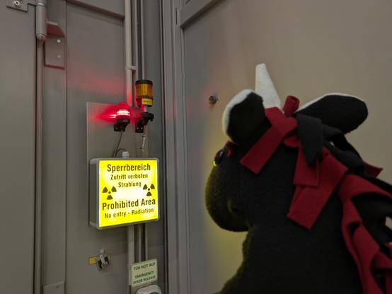 Rommie vor dem Sperrbereichschild