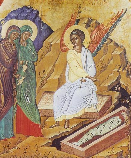 Ein engel peiker mot grava til Jesus, Maria og Maria ser triste ut.
