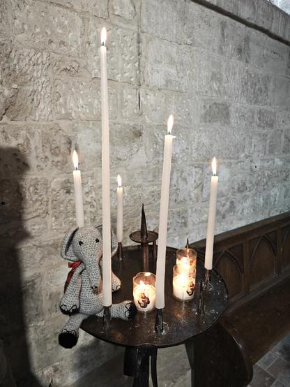 Bridget mit Opferkerzen, die große hat sie gerade angezündet.