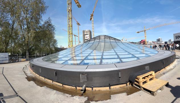 Frontansicht auf so ein Lichtauge mit Verkleidung als kleines Panorama