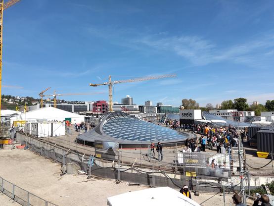 Blick aus erhöhter Position und weiter weg auf das fertig verkleidete Lichtauge