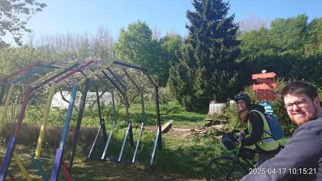 Jardin partagé à la guinguette de l'association Courts-Circuits, au milieu d'une dense végétation avec 2 cyclistes devant