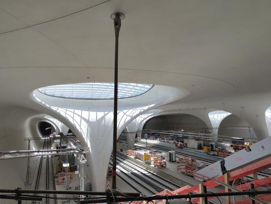 Blick in Richtung Flughafen-Zufahrt in die Bahnsteighalle. Die Lichtaugen sind hier von der Licht einfallenden Seite zu sehen