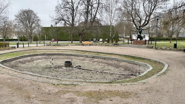 AI: Kuvassa on Paimion kirkon läheisyydessä sijaitseva puisto, jossa näkyy talven jäljiltä kuivunut lampi. Lammen ympärillä on hiekkakäytävä, ja taustalla kohoavat lehdettömät puut. Puiston penkit ovat sijoitettuina lammen ympärille, tarjoten levähdyspaikan kävijöille. Alue on rauhallinen ja avara, ja se kutsuu ohikulkijoita pysähtymään hetkeksi.

AI: The image shows a park near Paimio Church, featuring a pond that has dried up after winter. A gravel path surrounds the pond, and leafless trees rise in the background. Benches are placed around the pond, offering a resting spot for visitors. The area is peaceful and spacious, inviting passersby to pause for a moment.