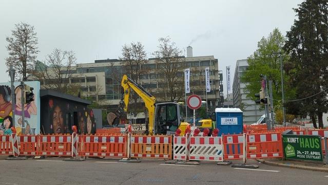 die Baustelle um die Fahnen wird immer größer