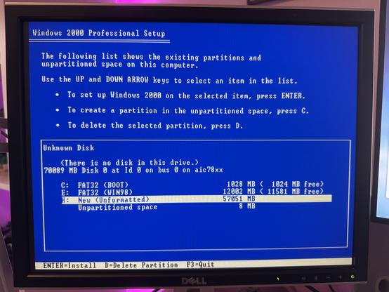 Windows 2000 setup showing the boot drive as C, Windows 98 as E, and the new drive as H